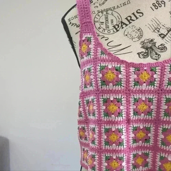 VERY J | Women's Pink/White /Green Floral Crochet Knit Sweater Cropped Top - Picture 2 of 4